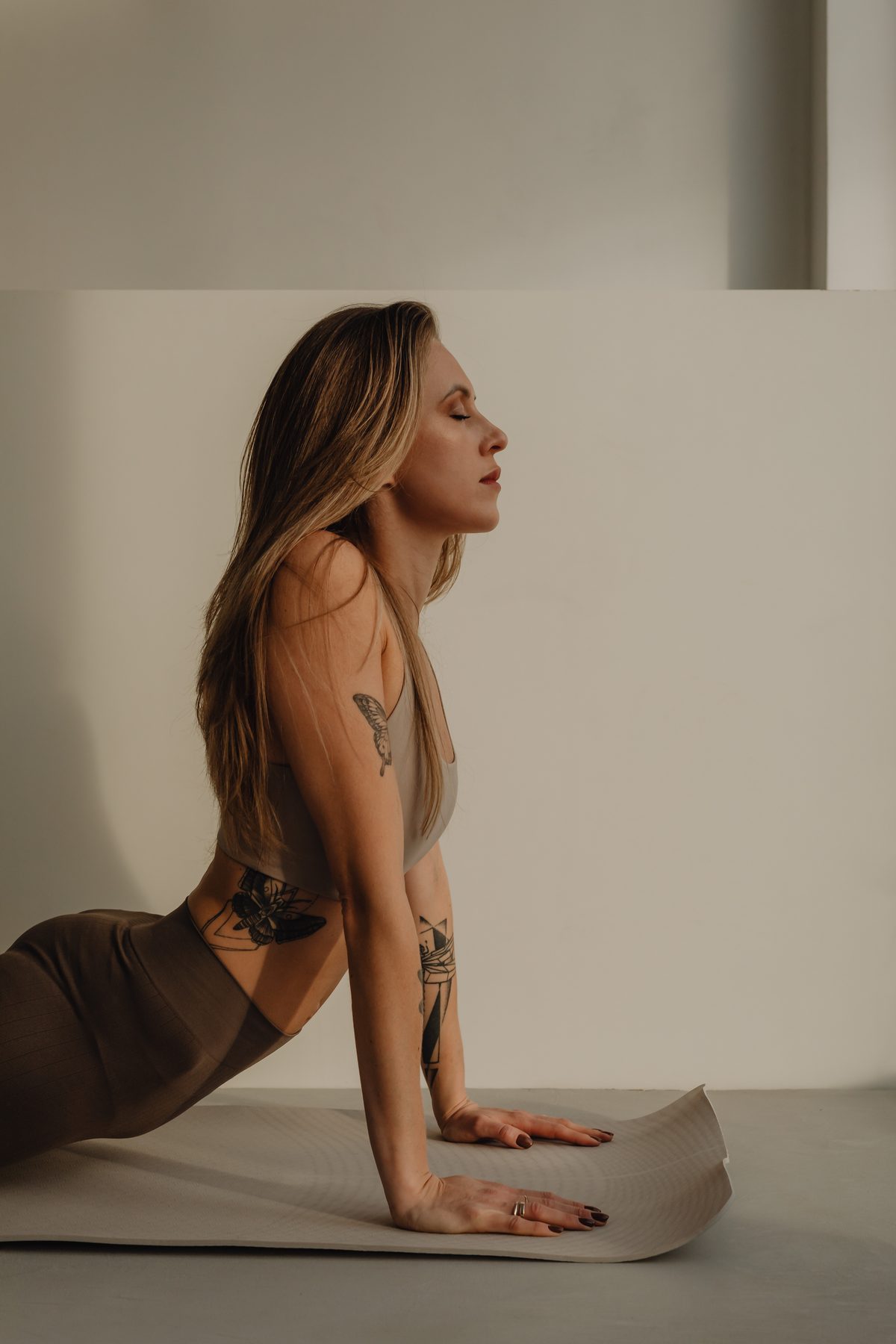 Mujer practicando yoga en la shala Respira, Málaga — luz natural de mañana